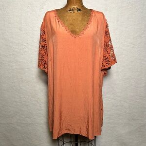 Bloomchic top with machine lace sleeve detail - size 28